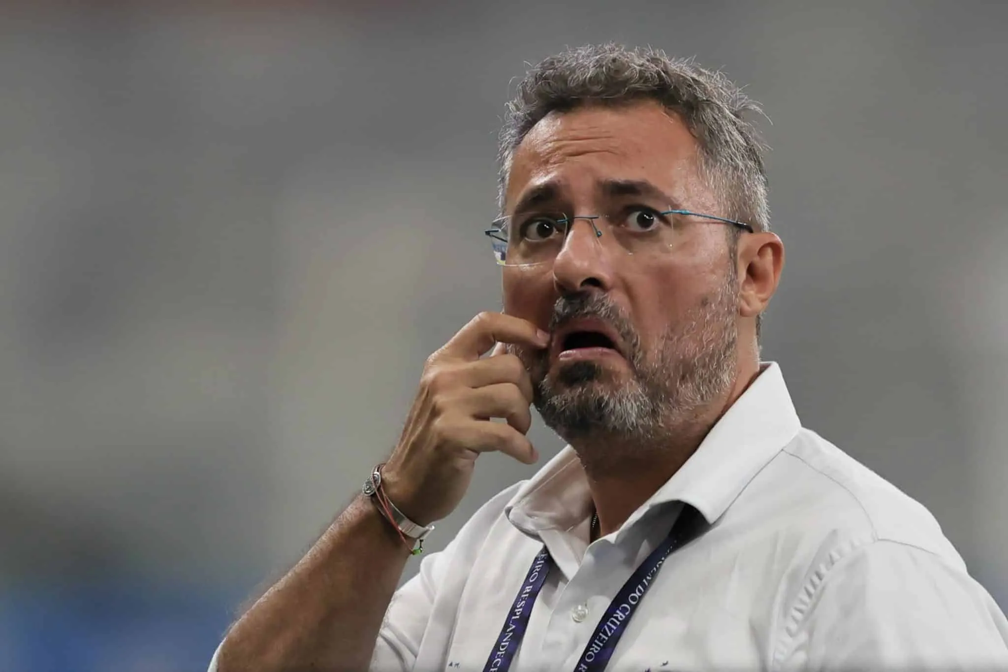 Alexandre Mattos co&ccedil;ando o bigode no Cruzeiro
