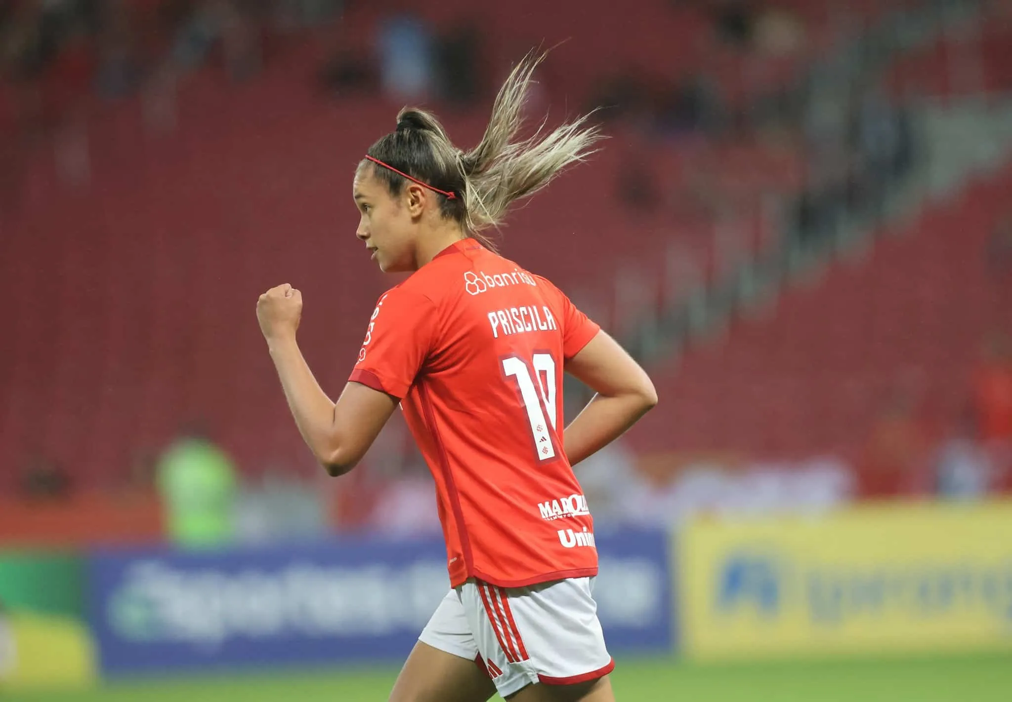 Priscila, do Internacional, vence disputa entre brasileiras e &eacute; eleita Rainha da Am&eacute;rica