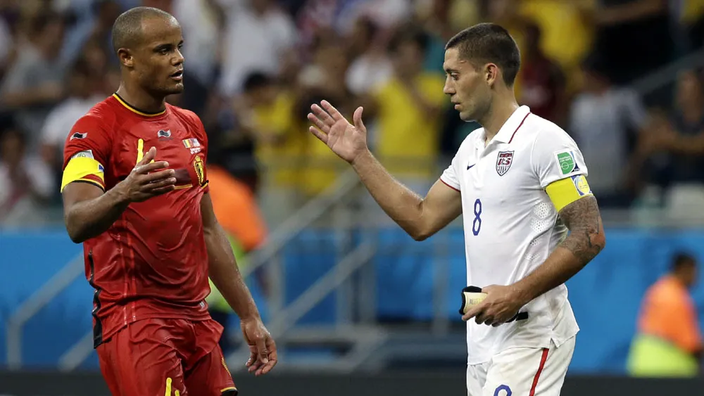 Dempsey cumprimenta Kompany, da B&eacute;lgica: americanos de cabela erguida  (AP Photo/Matt Dunham)