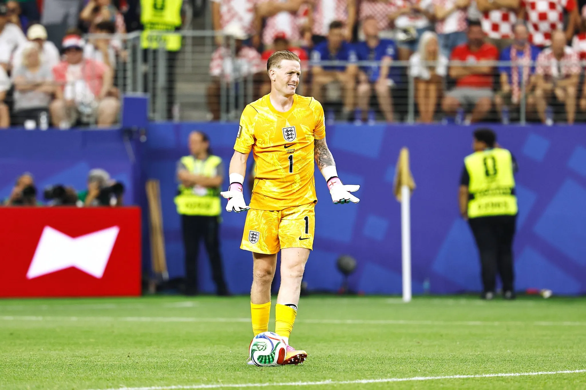 Jordan Pickford gesticula durante Inglaterra x Cro&aacute;cia (Foto: Imago/AFLOSPORT)