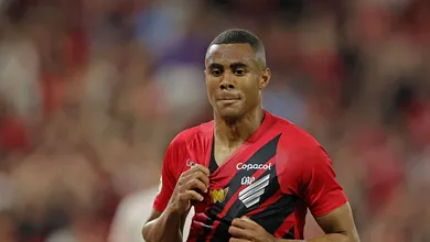 Antigo desejo de Corinthians e Inter, destaque do Athletico-PR tem transfer&ecirc;ncia encaminhada