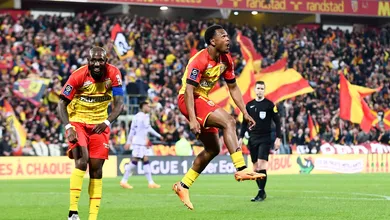 Lens n&atilde;o se deixou desanimar e segue forte na briga por Champions, ap&oacute;s despachar o Monaco
