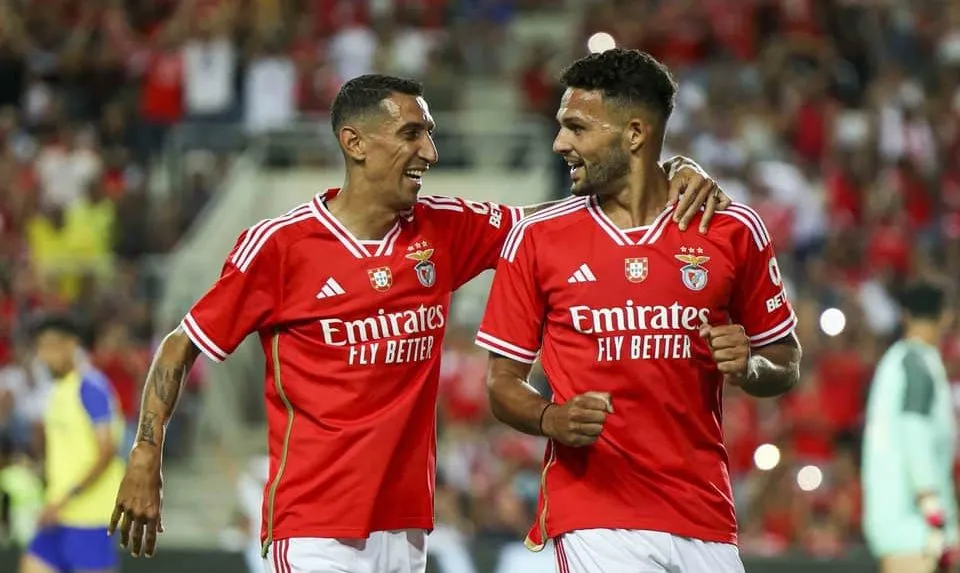 Di Mar&iacute;a d&aacute; show contra o Al-Nassr, com gola&ccedil;o e at&eacute; chap&eacute;u sobre CR7