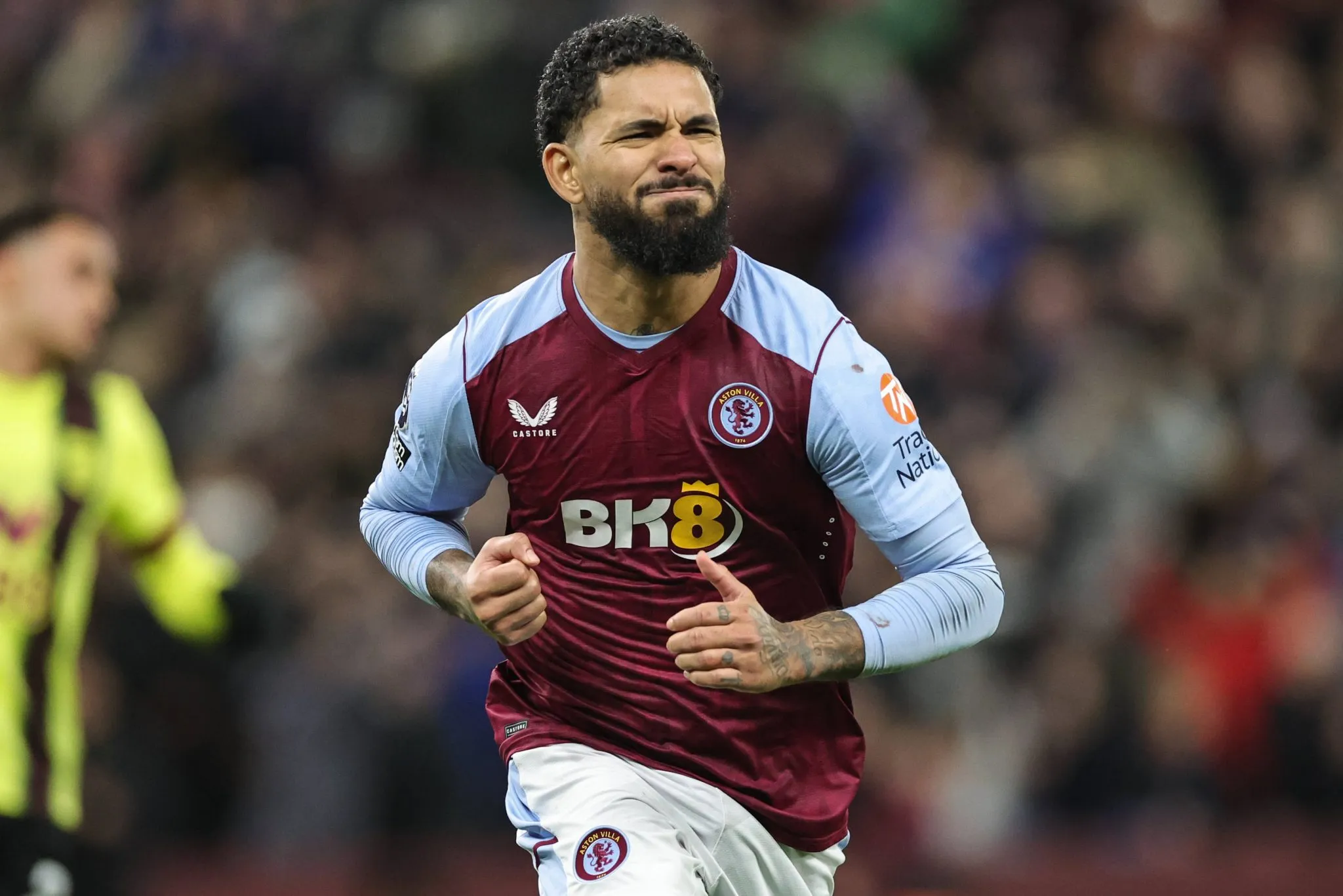 Douglas Luiz celebra gol pelo Aston Villa 