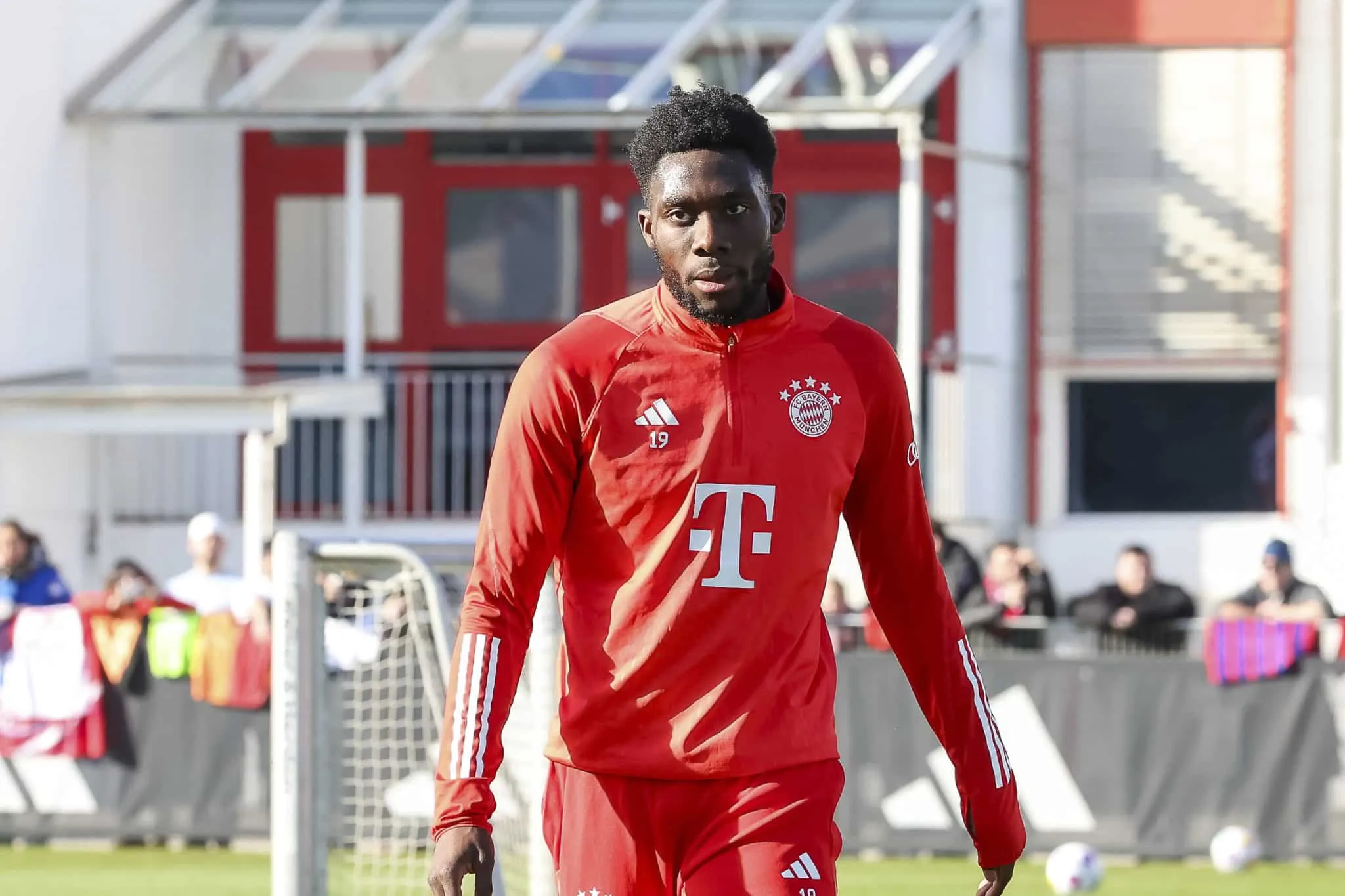 Alphonso Davies quer valor (muito) fora da realidade para assinar renova&ccedil;&atilde;o com o Bayern