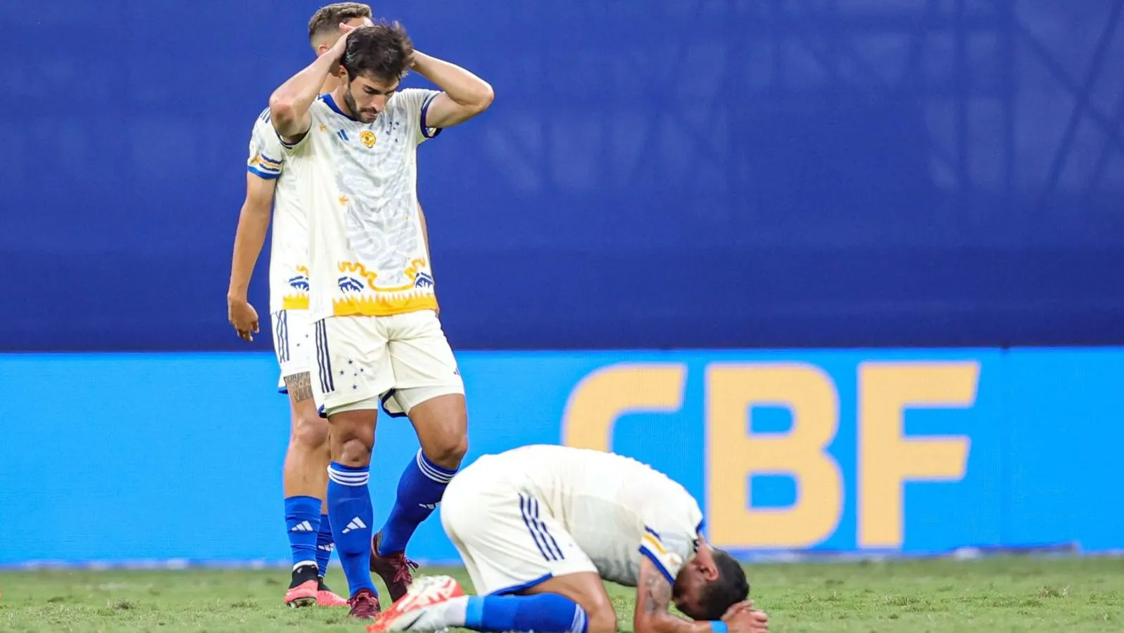 Independente do final, 2023 &eacute; um ano que precisa ser lembrado (negativamente) no Cruzeiro