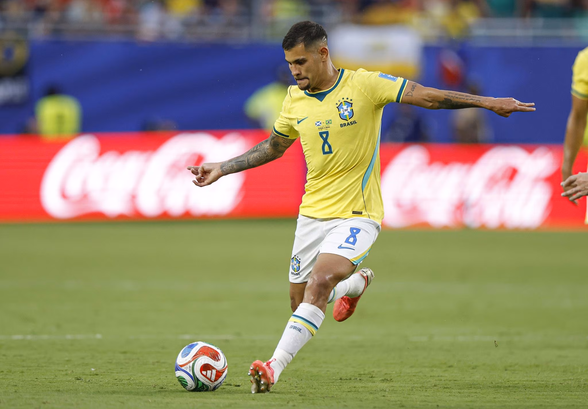 Bruno Guimar&atilde;es, meio-campo da sele&ccedil;&atilde;o brasileira, em duelo com a Esc&oacute;cia