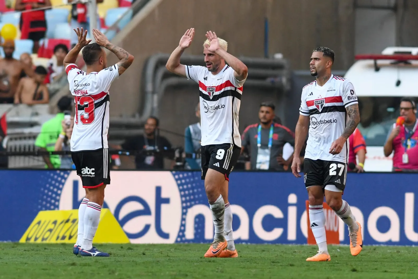 S&atilde;o Paulo faz final de manual contra um ap&aacute;tico Flamengo e sai na frente na Copa do Brasil