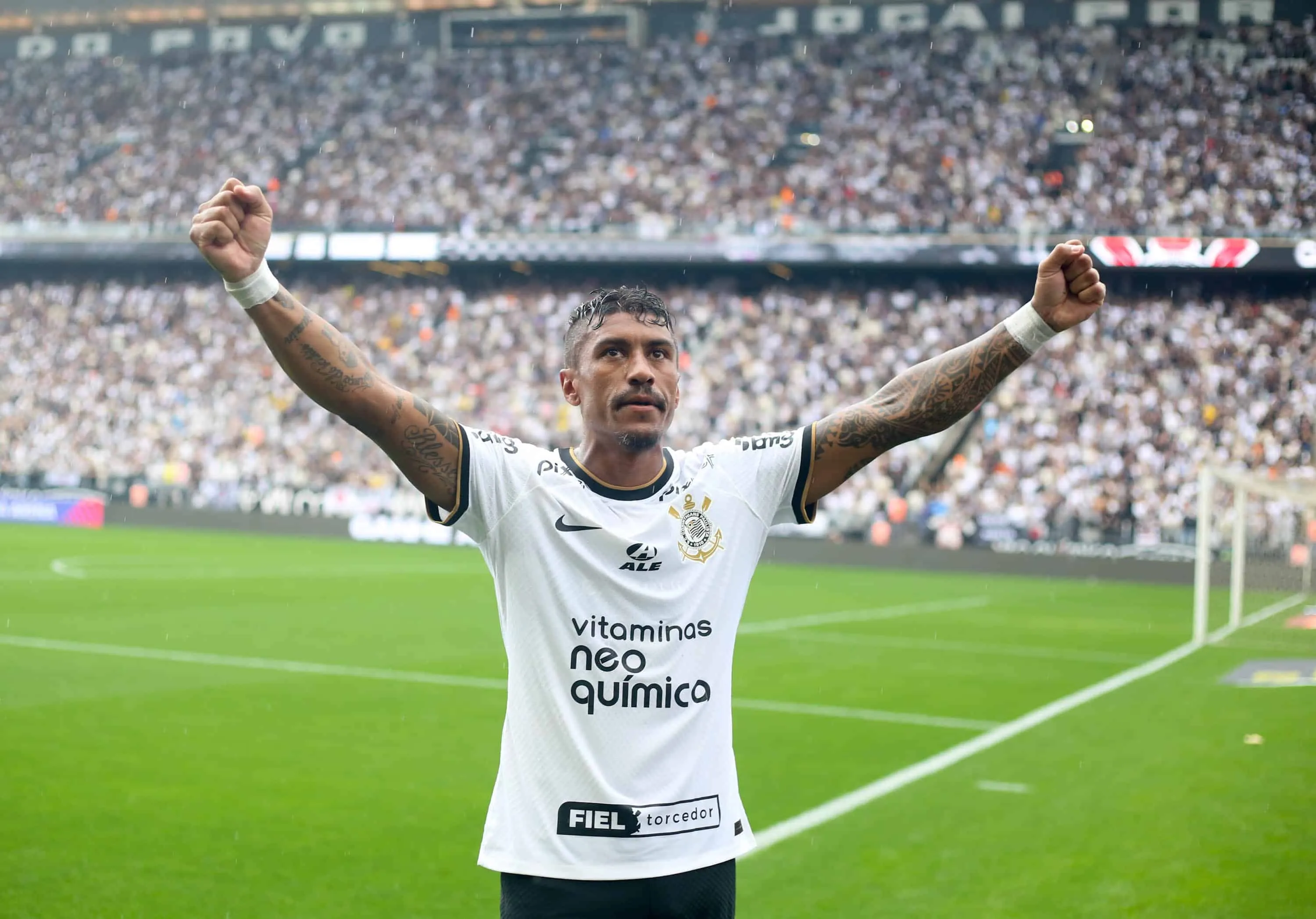 Oferta do Corinthians de seis meses de contrato para Paulinho &eacute; o melhor dos mundos para o volante
