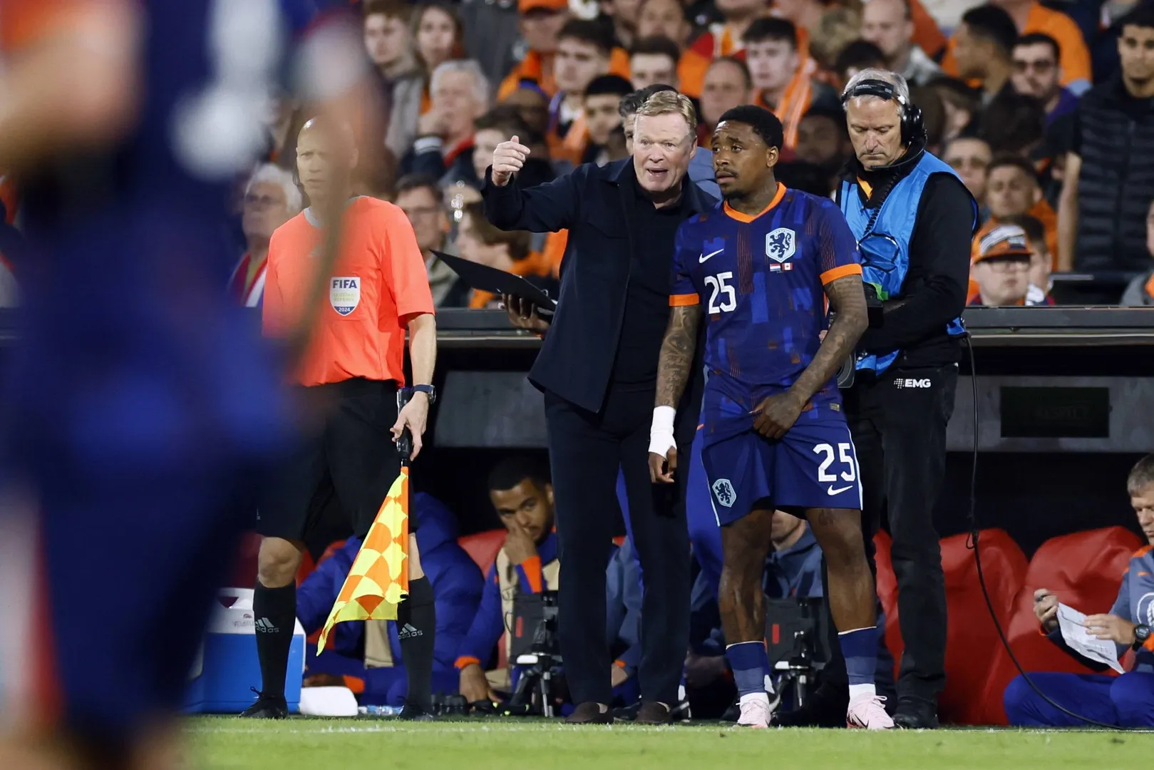 Foto: (Imago) - Ronald Koeman e Steven Bergwijn pela Holanda