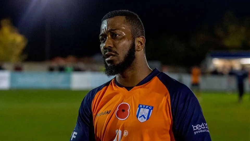 Em agosto de 2022, Kynan Isaac foi punido por 10 anos do futebol ingl&ecirc;s. Foto: Mark Williamson