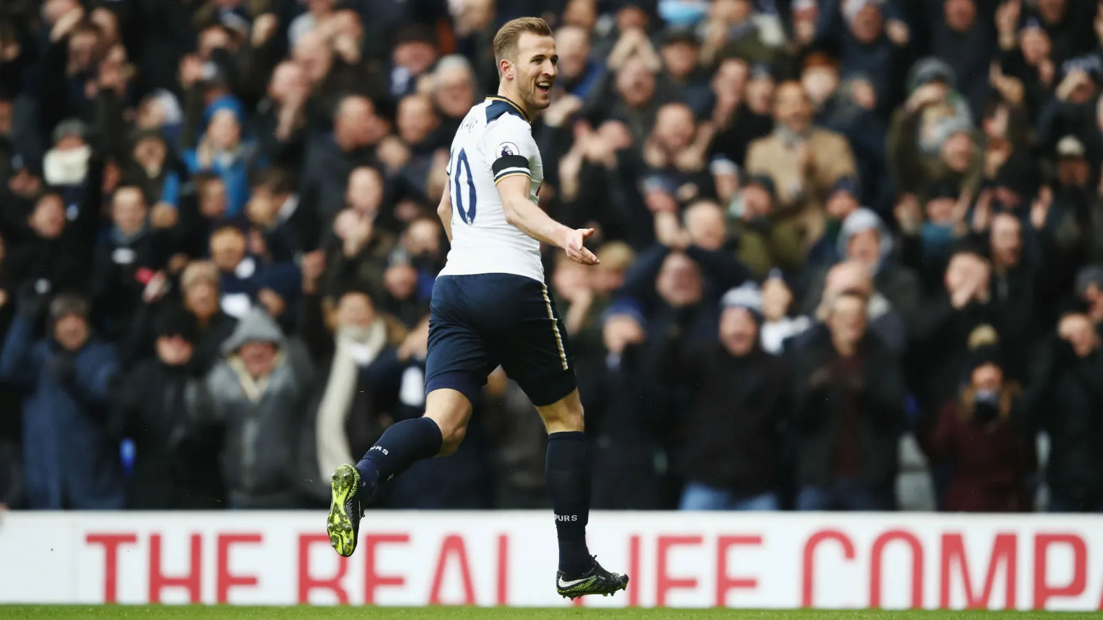 Com tr&ecirc;s de Kane e grande atua&ccedil;&atilde;o coletiva, Tottenham conquistou uma vit&oacute;ria devastadora
