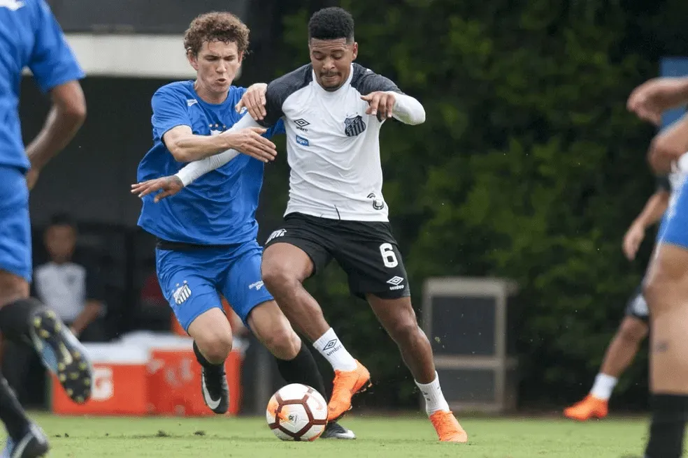Diogo Vitor durante treino pelo Santos