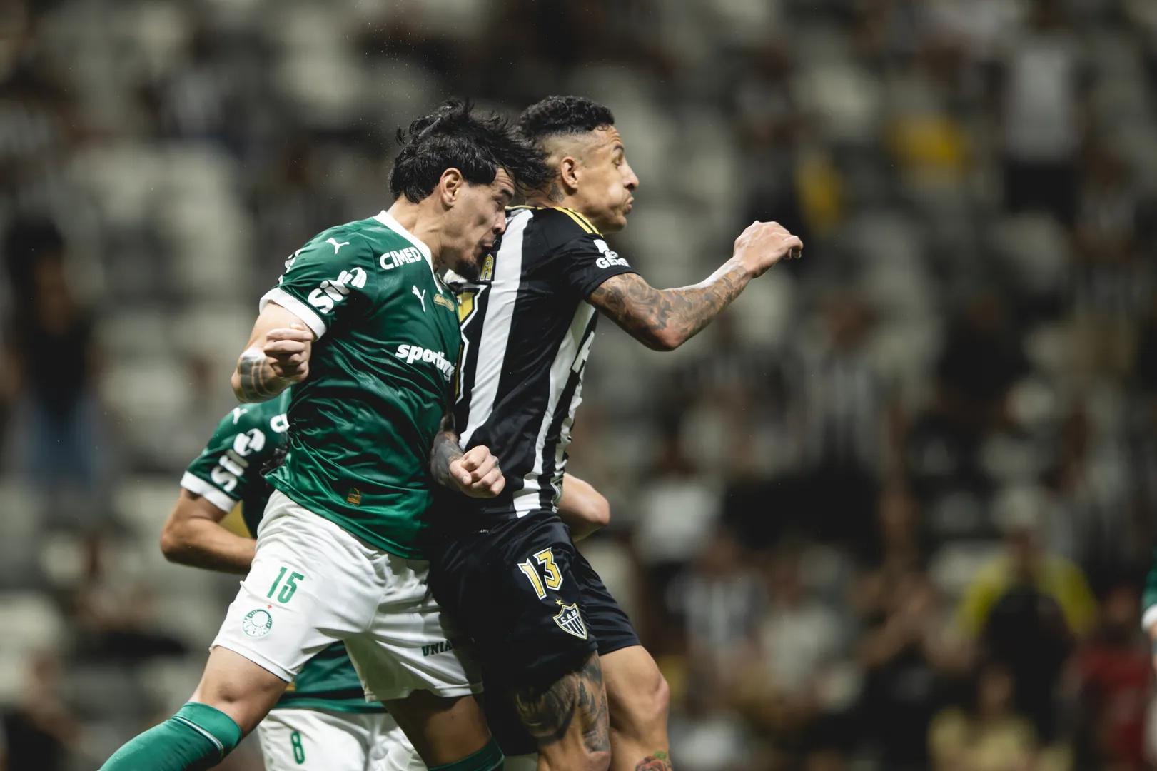 Gustavo G&oacute;mez e Arana em jogo entre Palmeiras e Atl&eacute;tico 