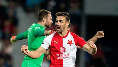 Este gol contra parece ter sa&iacute;do de uma esquete, mas foi no d&eacute;rbi de Praga mesmo