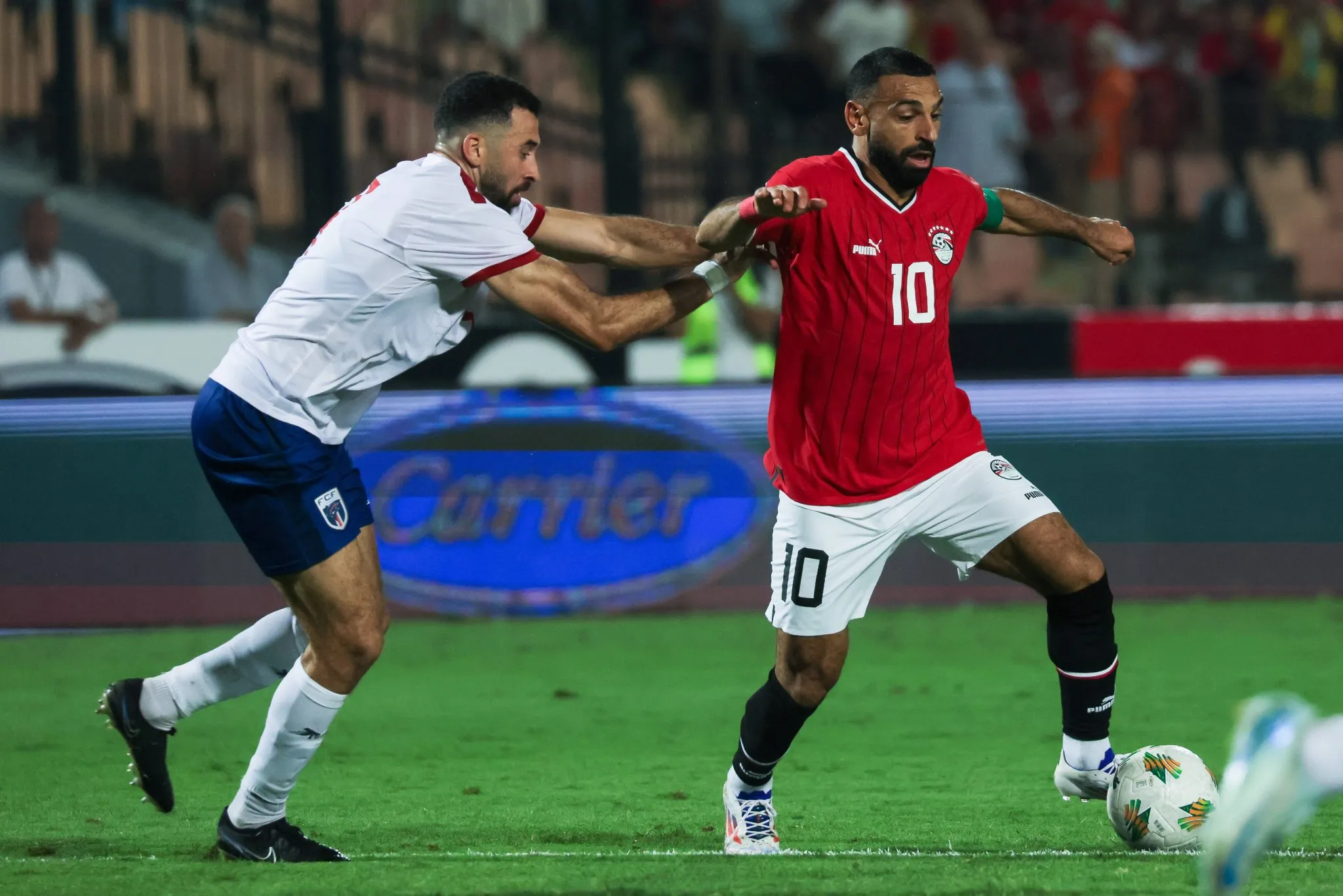 Roberto Lopes e Mohamed Salah durante Copa Africana de Na&ccedil;&otilde;es (Foto: IMAGO / Sebastian Frej)