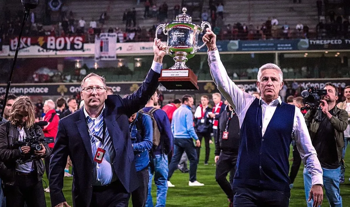 Mais um clube de John Textor, o tradicional RWD Molenbeek est&aacute; de volta &agrave; elite do Campeonato Belga