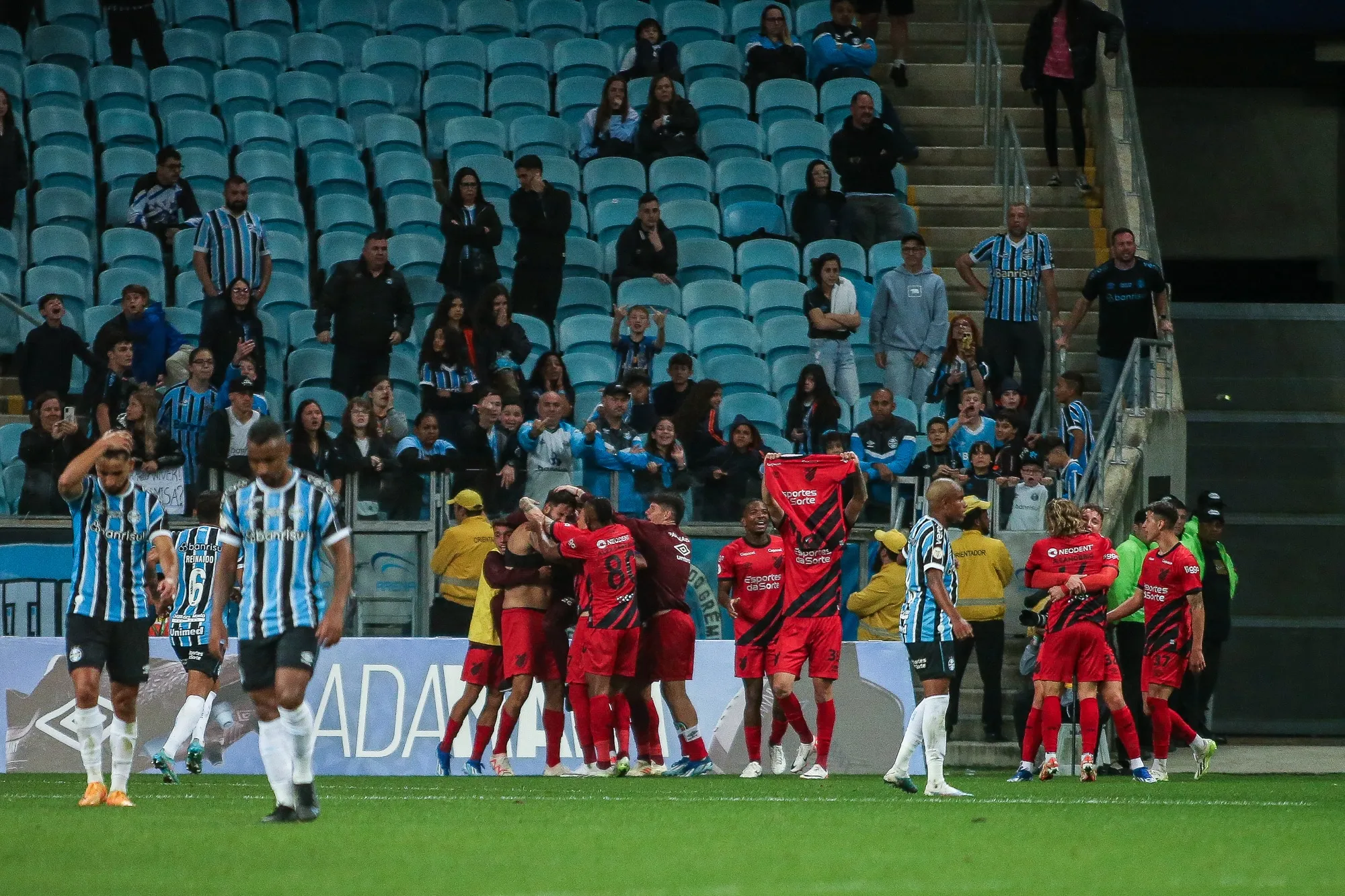 Com gol de ex-Internacional no apagar das luzes, Gr&ecirc;mio perde em casa para o Athletico-PR