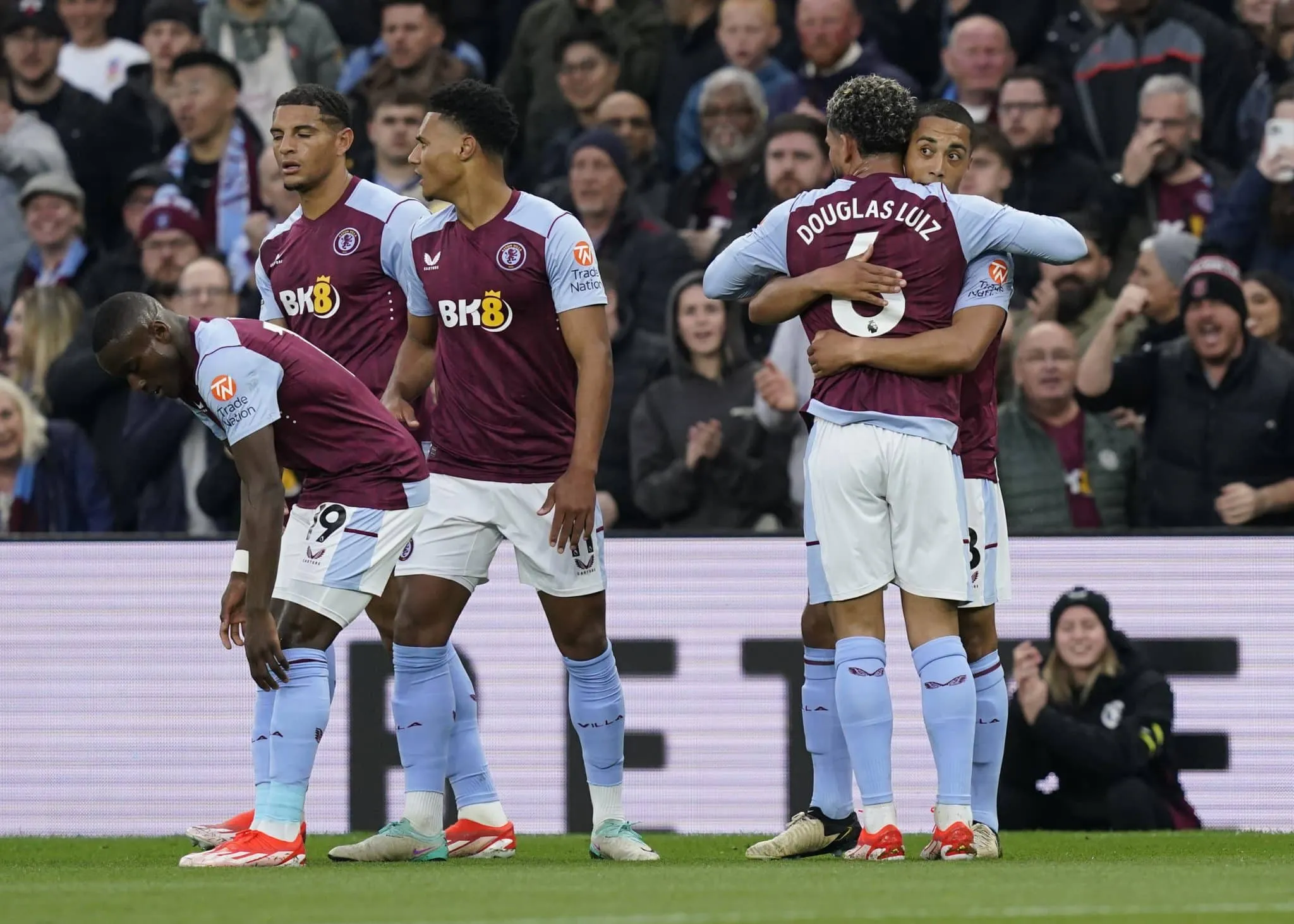 Villa estraga pen&uacute;ltima dan&ccedil;a de Klopp no Liverpool e coloca Tottenham contra parede
