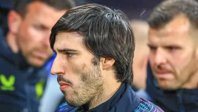 Punido, resta a Tonali as arquibancadas enquanto trata v&iacute;cio em jogo e ocupa seu tempo longe do futebol