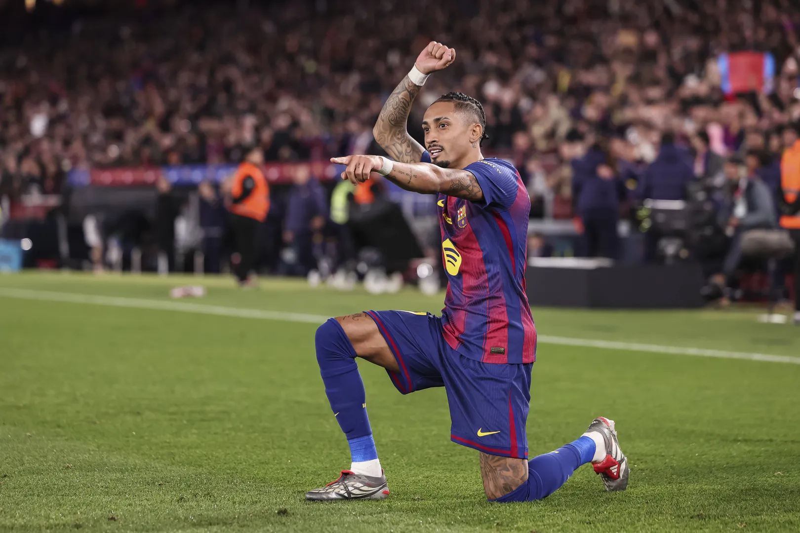 Raphinha celebra gol do Barcelona contra Osasuna