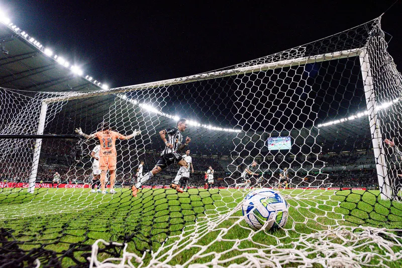 C&aacute;ssio, pelo Corinthians, sofre gol contra o Atl&eacute;tico-MG no Mineir&atilde;o