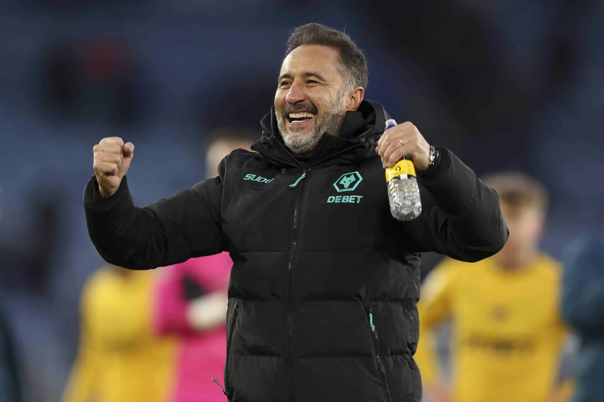 Gola&ccedil;os salvam V&iacute;tor Pereira, que segue sem saber o que &eacute; derrota na Premier League
