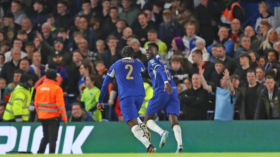 Dupla de zaga do Chelsea, Badiashile e Disasi comemoram gol do camisa 5, ap&oacute;s falha feia de Wahlstedt