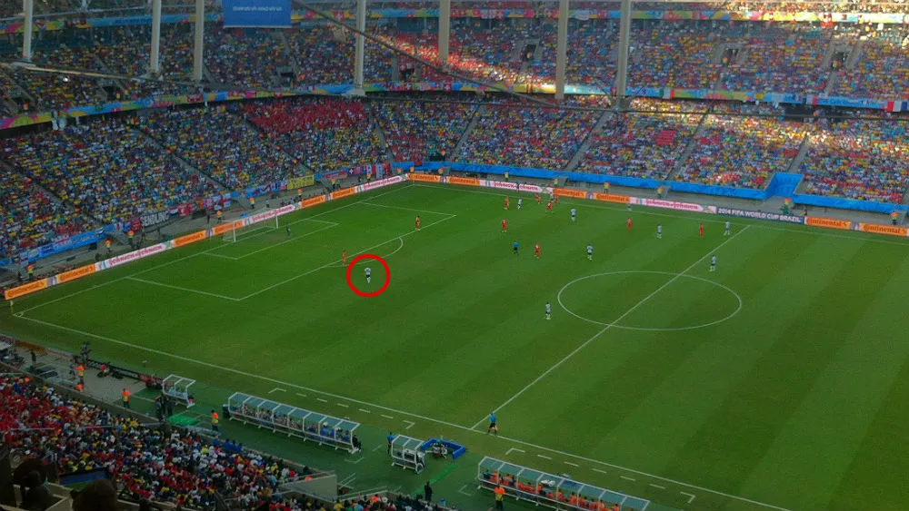 A jogada toda pela direita, e Benzema se apresenta como op&ccedil;&atilde;o na esquerda