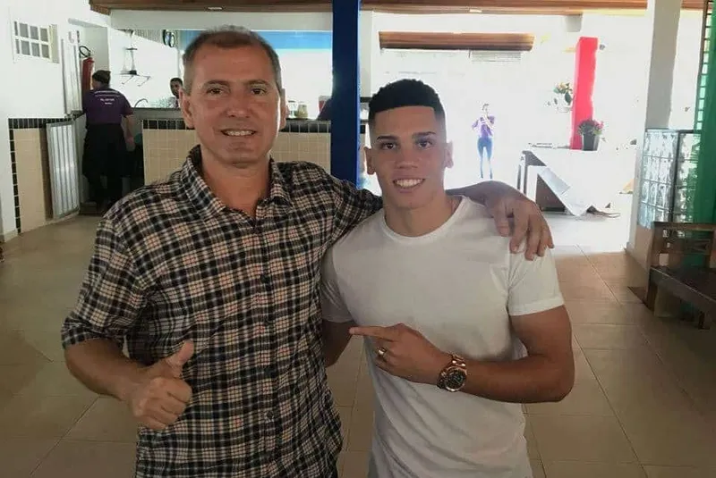 Bernardo e Paulinho na despedida do atacante para jogar no Bayer Leverkusen