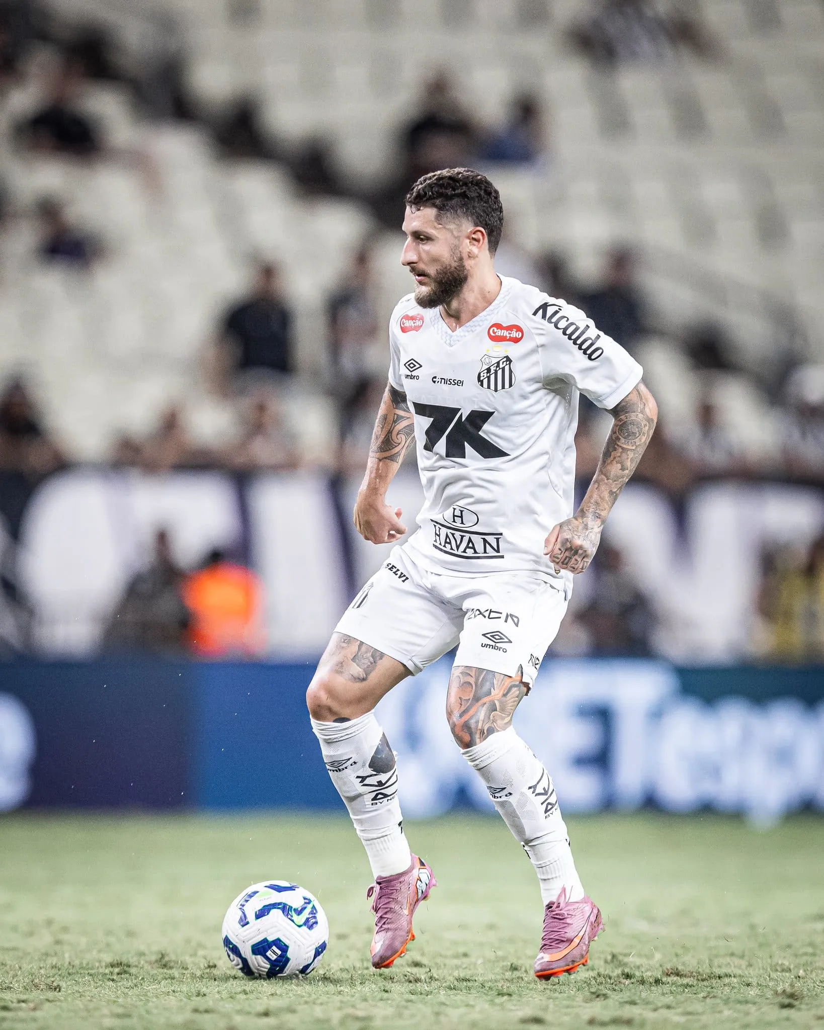 Z&eacute; Rafael em a&ccedil;&atilde;o na derrota do Santos para o Cear&aacute;, na Arena Castel&atilde;o