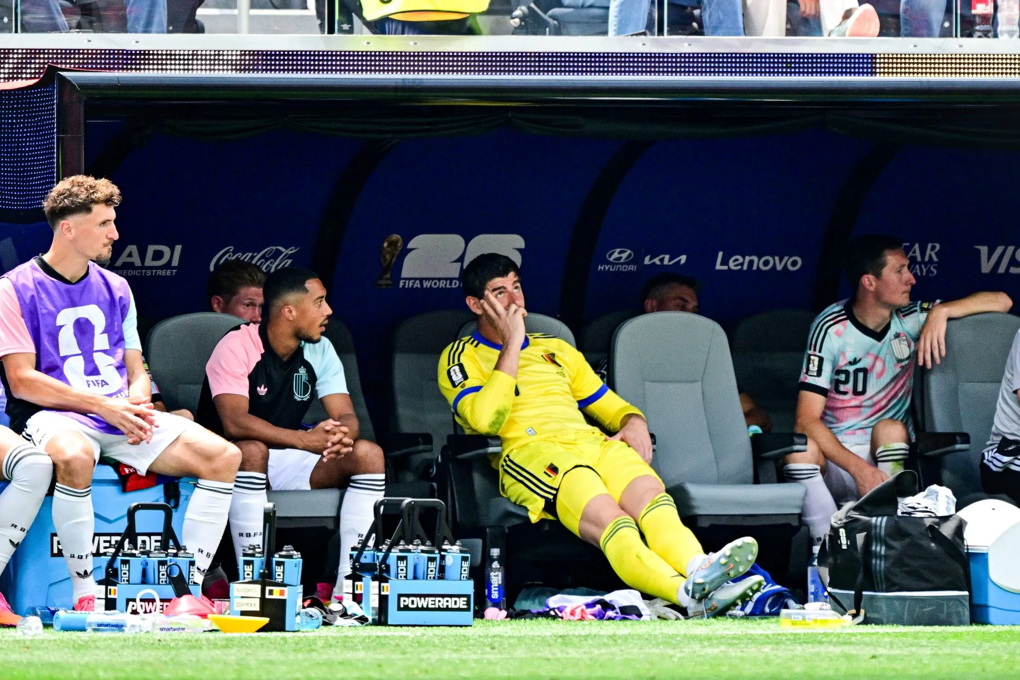 Courtois lamenta no banco ap&oacute;s ser substitu&iacute;do (Foto: Belga / Icon Sport)