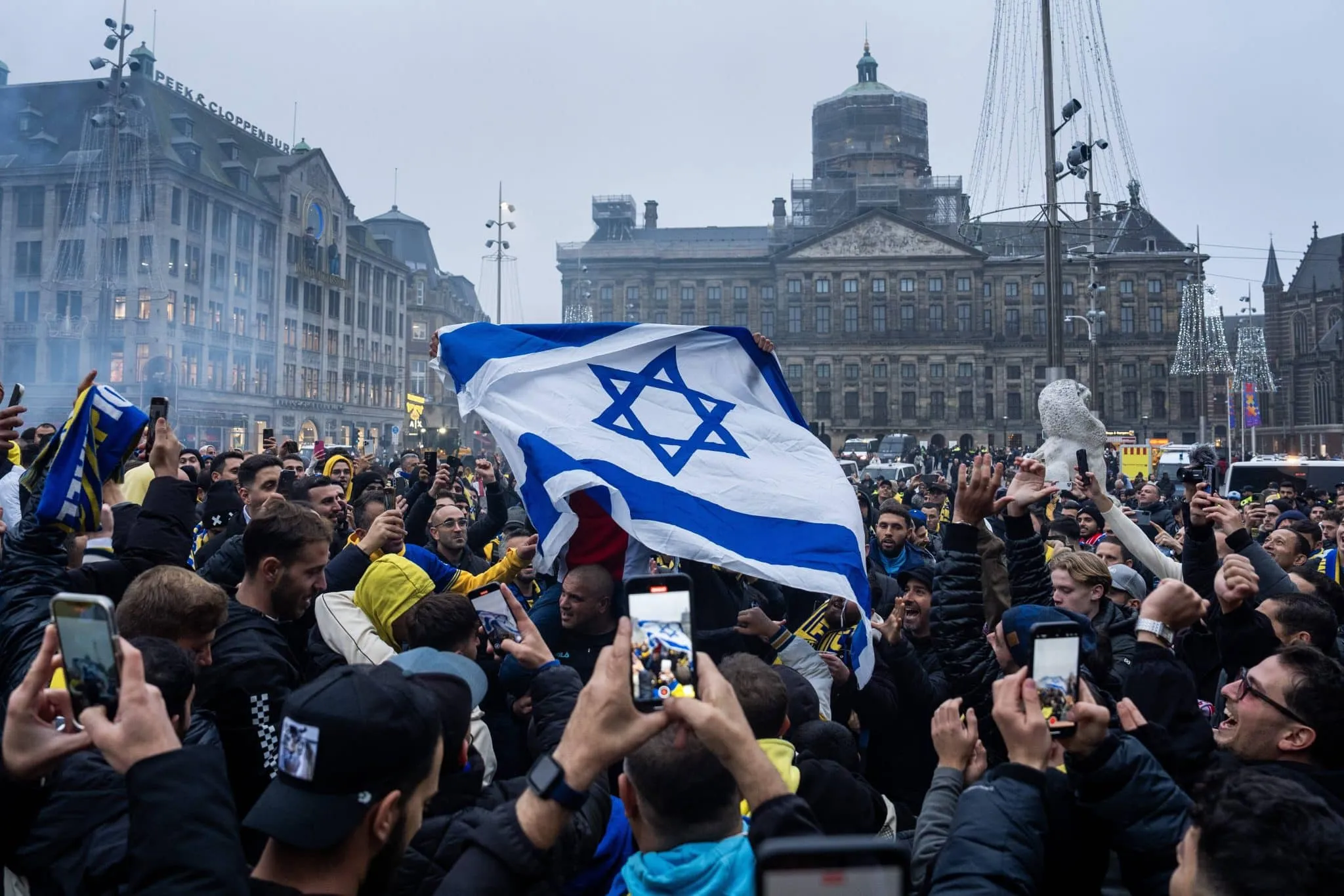 Conflito entre torcedores do Ajax e israelenses gera 62 pris&otilde;es e at&eacute; &lsquo;miss&atilde;o diplom&aacute;tica&rsquo;