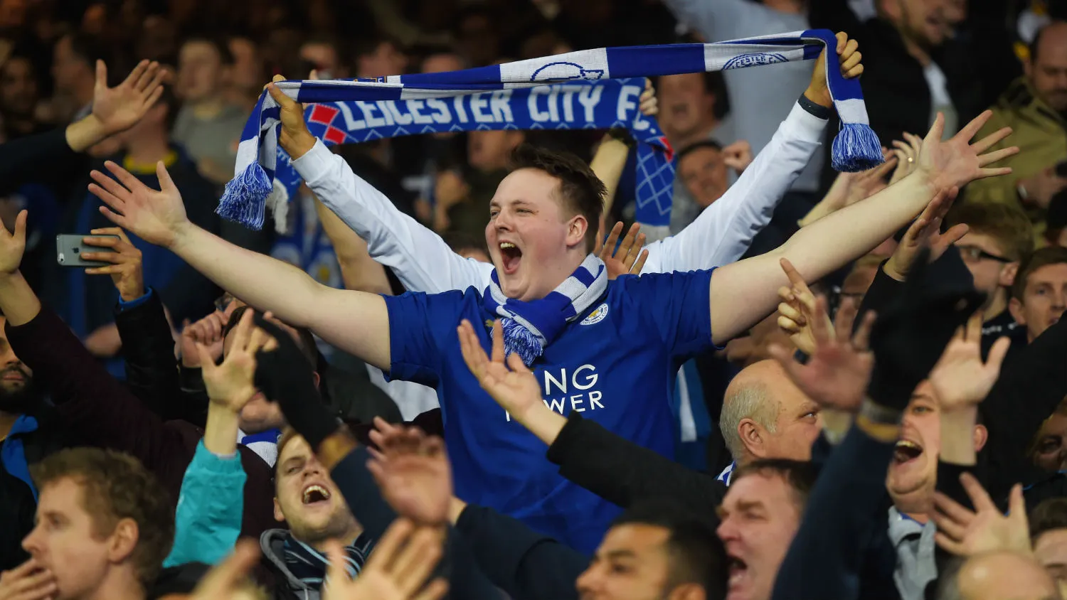 Leicester comemora o fim de um ano m&aacute;gico com cerveja de gra&ccedil;a para a sua torcida