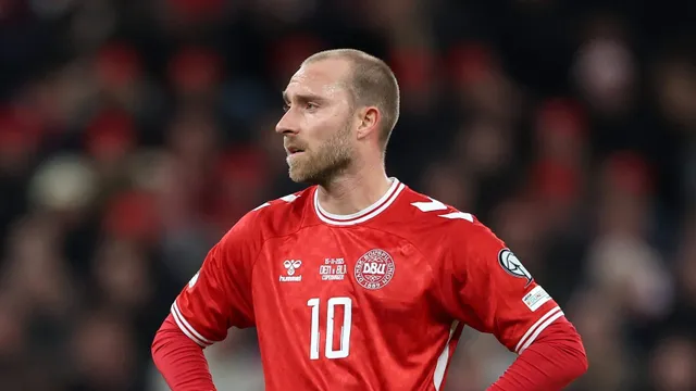 Eriksen volta a desmaiar cinco anos ap&oacute;s parada card&iacute;aca, mas deixa campo andando