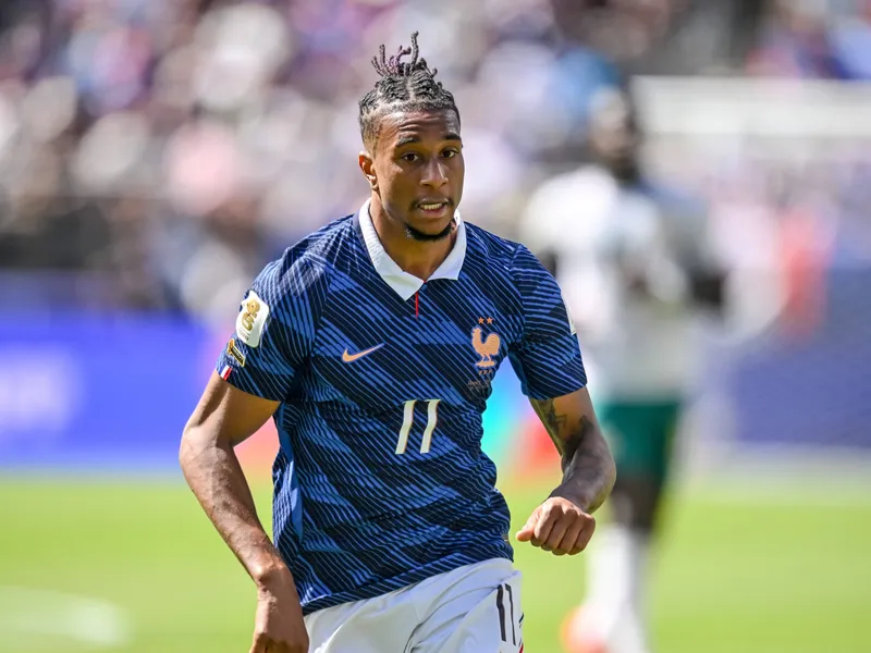 Olise deu a assist&ecirc;ncia para gol de Mbapp&eacute;