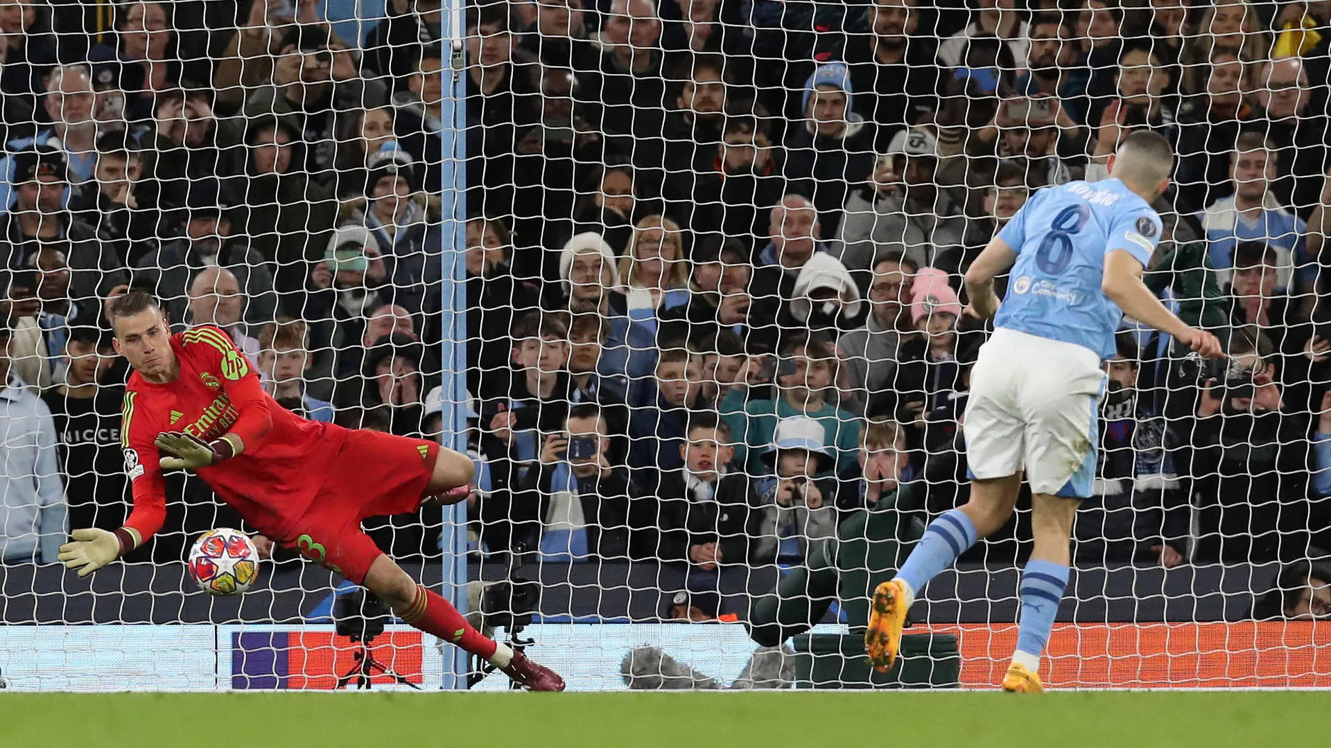 Foto: (Imago) - Andriy Lunin defende p&ecirc;nalti no Real Madrid em decis&atilde;o contra o Manchester City pela Champions League