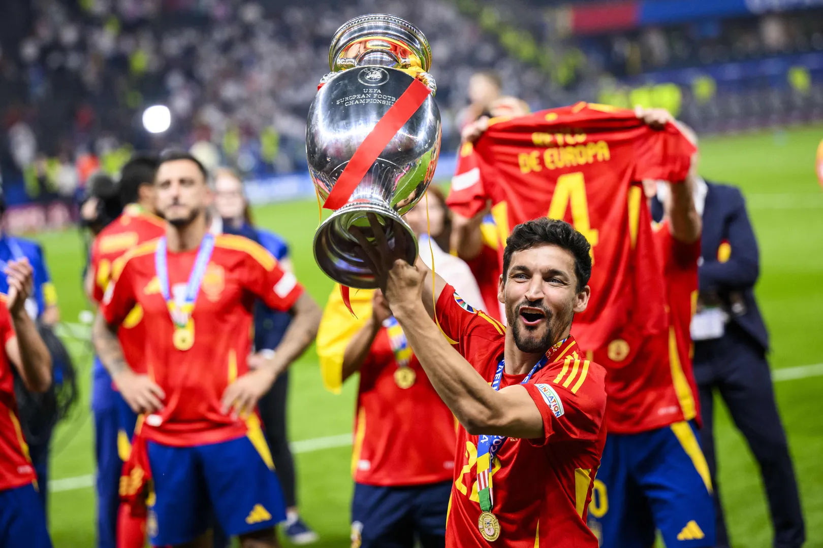 Foto: (Imago) - Jes&uacute;s Navas levanta trof&eacute;u da Eurocopa 2024 com a camisa da Espanha