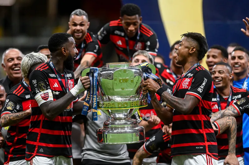 Gerson e Bruno Henrique levantaram a ta&ccedil;a da Copa do Brasil (Foto: IMAGO)