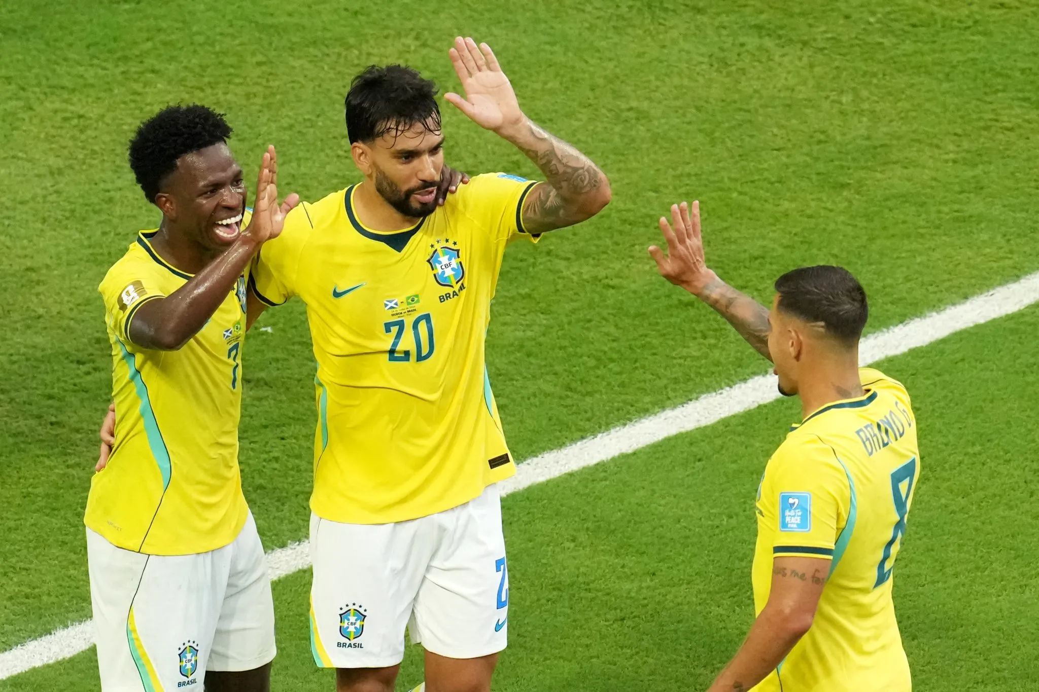 Paquet&aacute;, Vini Jr. e Bruno Guimar&atilde;es celebram gol contra a Esc&oacute;cia
