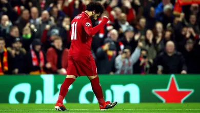 Alisson e Salah s&atilde;o decisivos na vit&oacute;ria que coloca o Liverpool nas oitavas de final