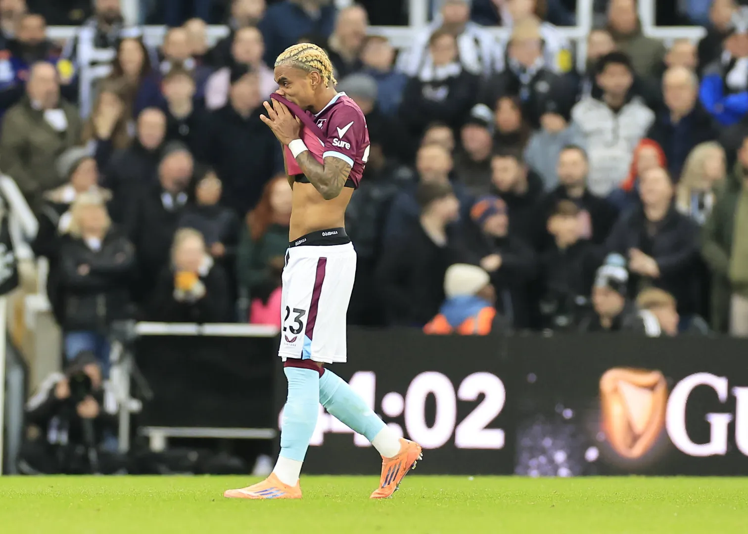 Lucas Pires &eacute; expulso em Newcastle x Burnley
