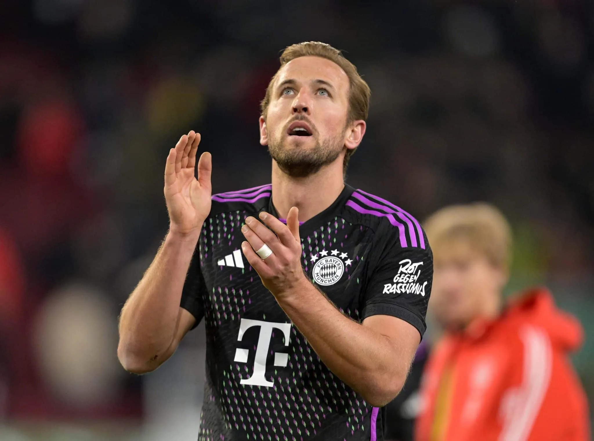 Bayern agradece ao M&ouml;nchengladbach com uma m&atilde;o e quer esbofetear com a outra