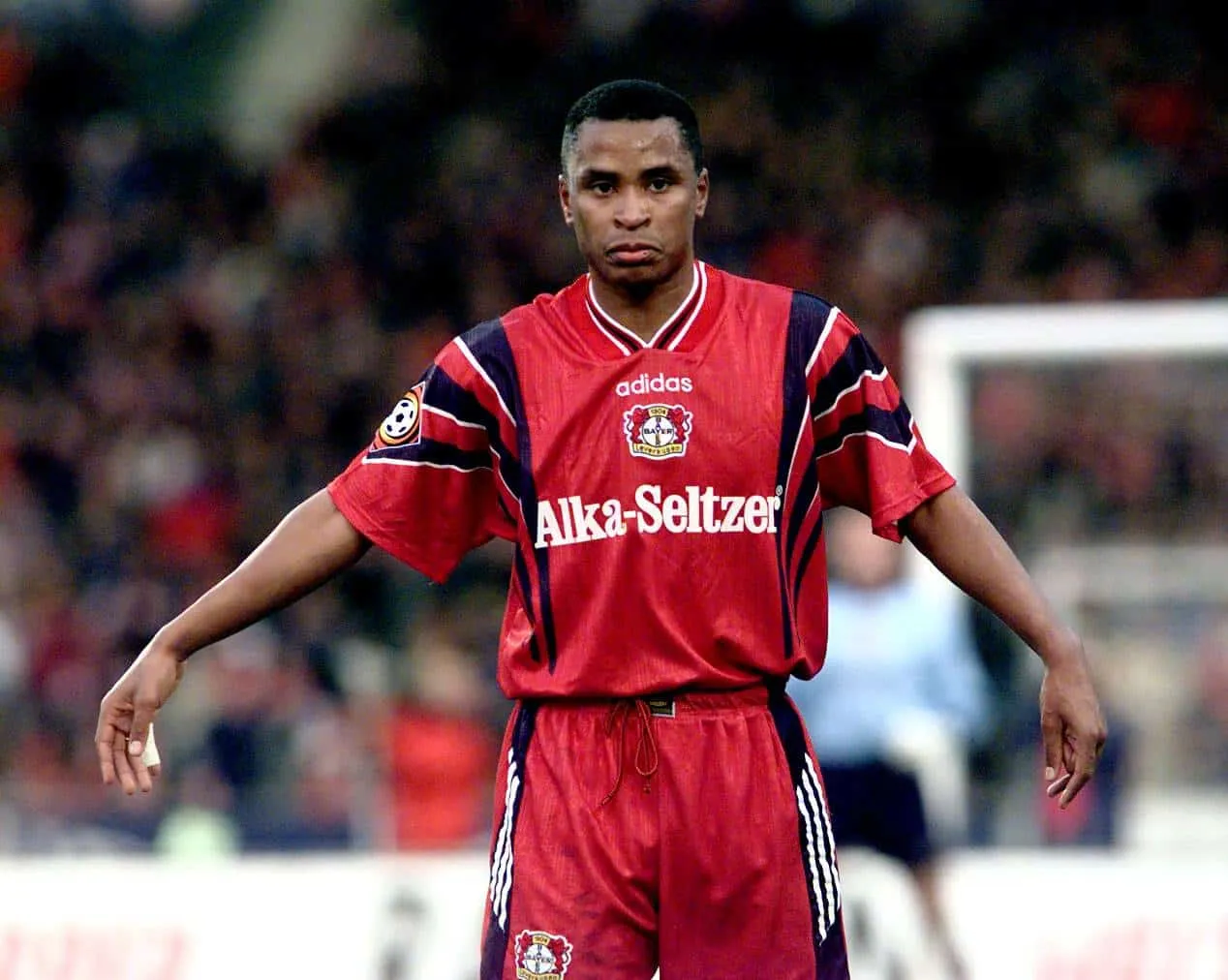 Paulo S&eacute;rgio em a&ccedil;&atilde;o pelo Bayer Leverkusen em 1997