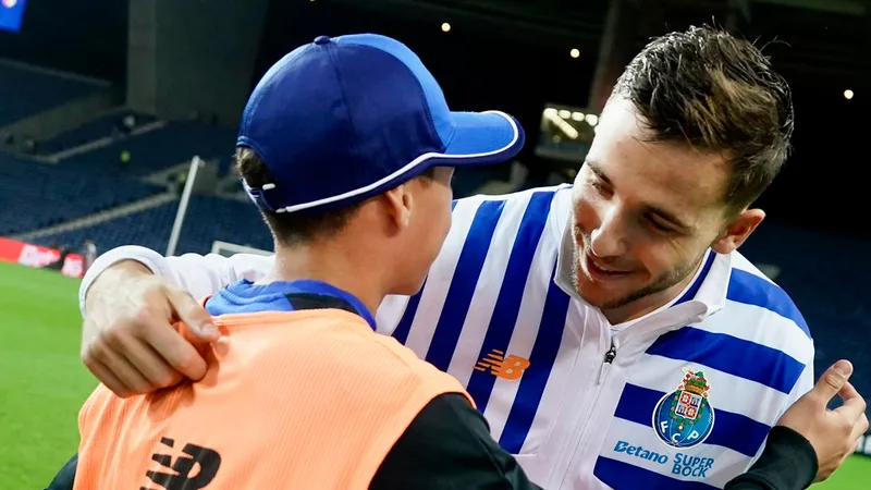 Nico Gonz&aacute;lez doa pr&ecirc;mio de melhor em campo para gandula do Porto. Foto: Reprodu&ccedil;&atilde;o/ FC Porto