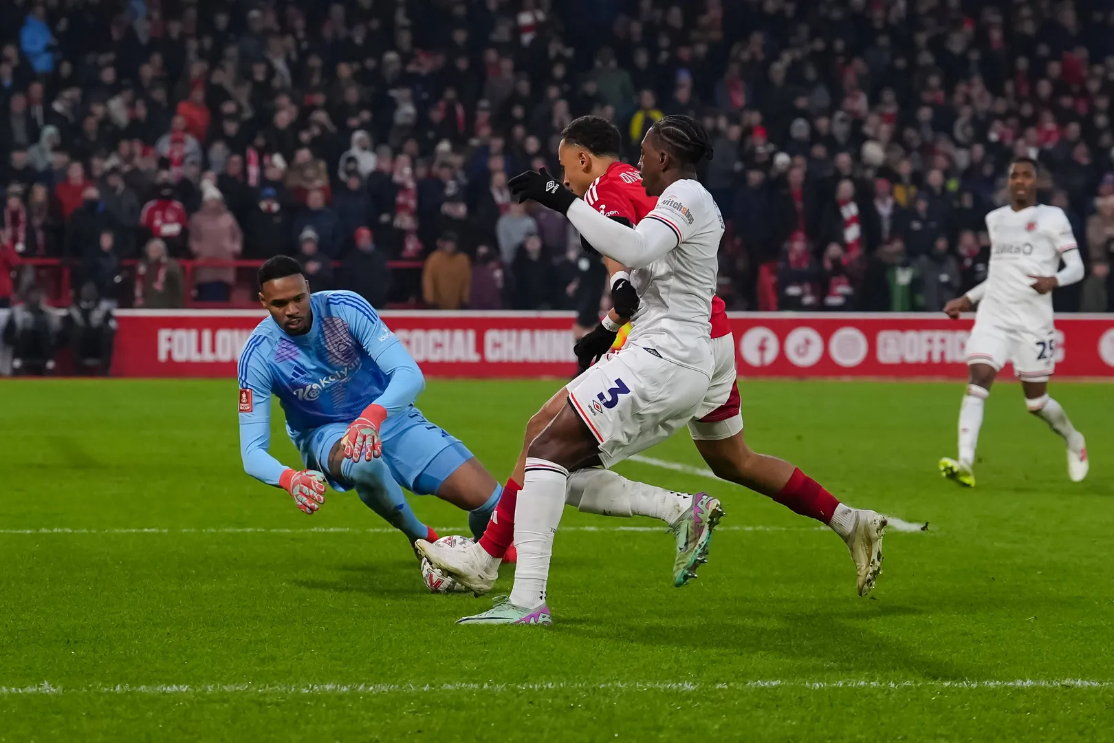 Carlos Miguel em a&ccedil;&atilde;o pelo Nottingham Forest (Foto: Imago)