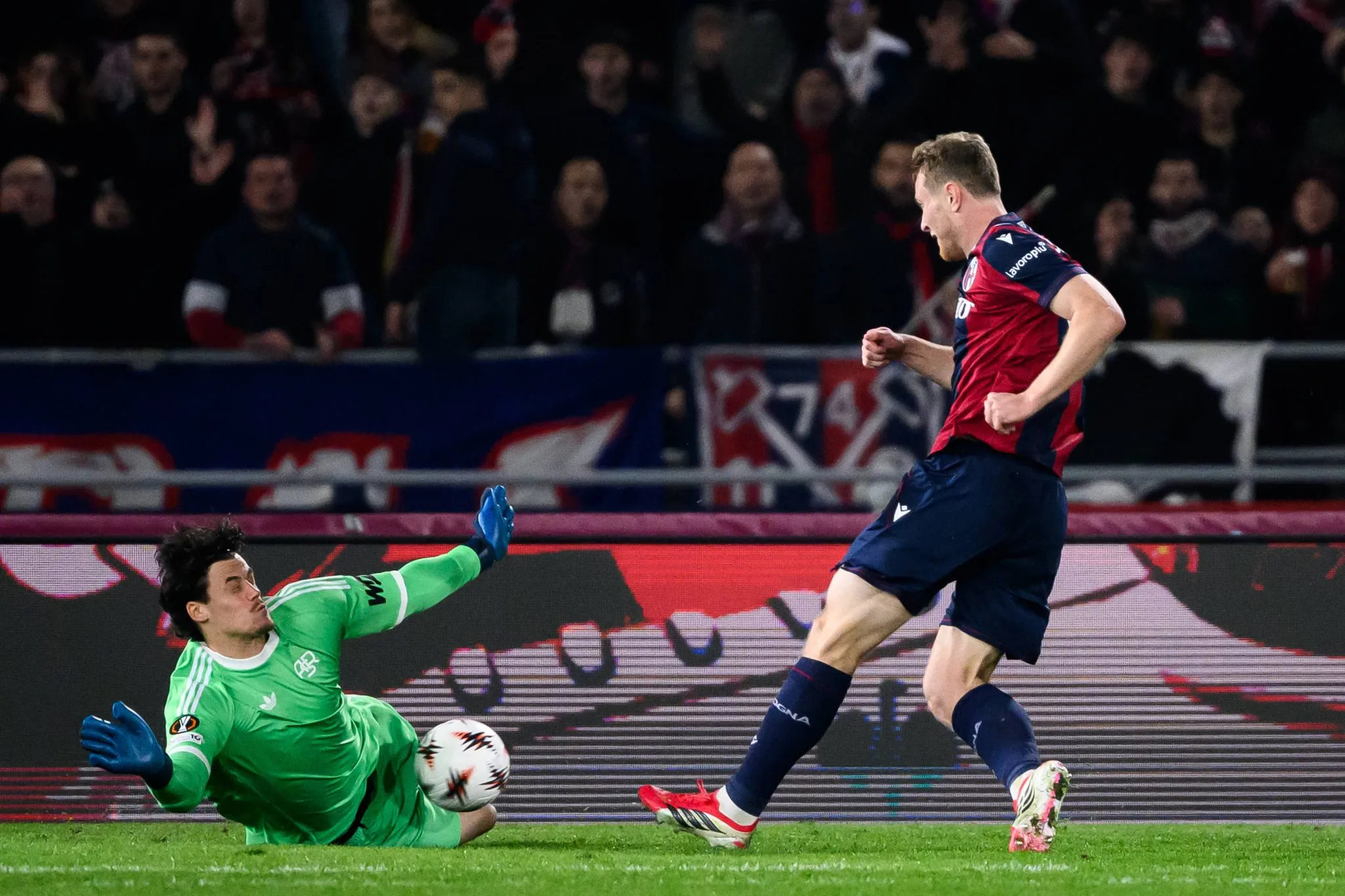 Svilar em a&ccedil;&atilde;o pela Roma (Foto: Imago/Insidefoto)