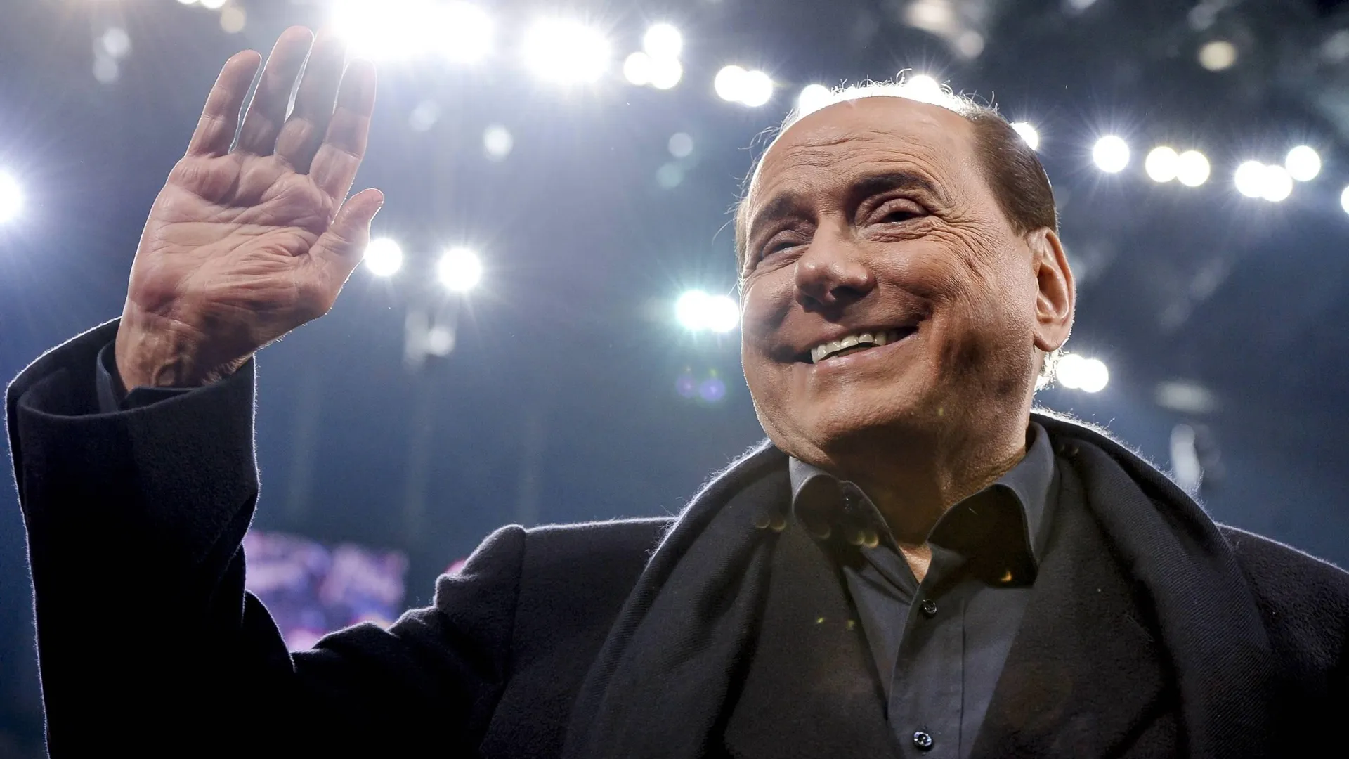 Depois de 31 anos, chega ao fim a era Berlusconi: o Milan agora &eacute; dos chineses