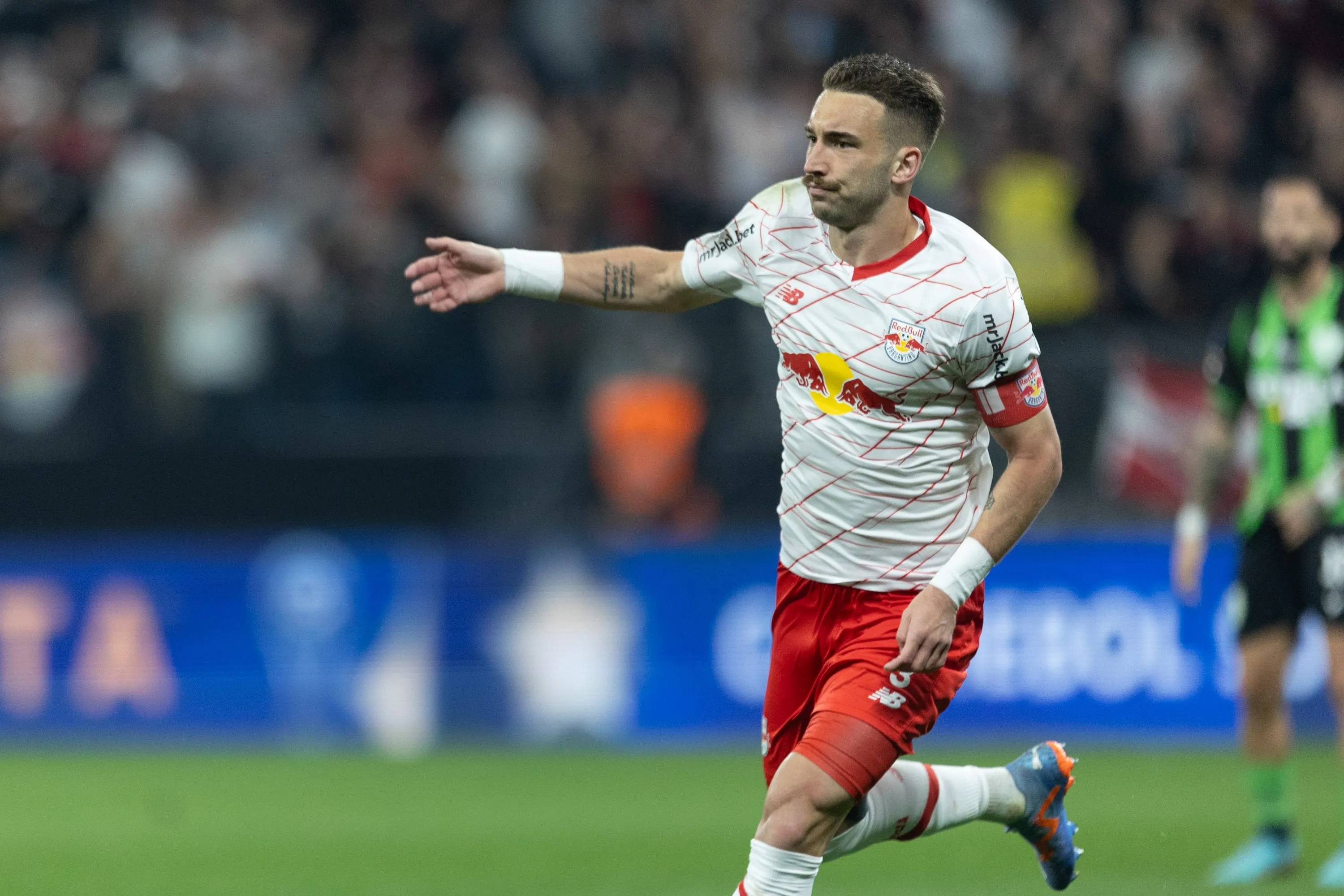 Flamengo e Red Bull Bragantino (enfim) finalizam negocia&ccedil;&atilde;o por L&eacute;o Ortiz