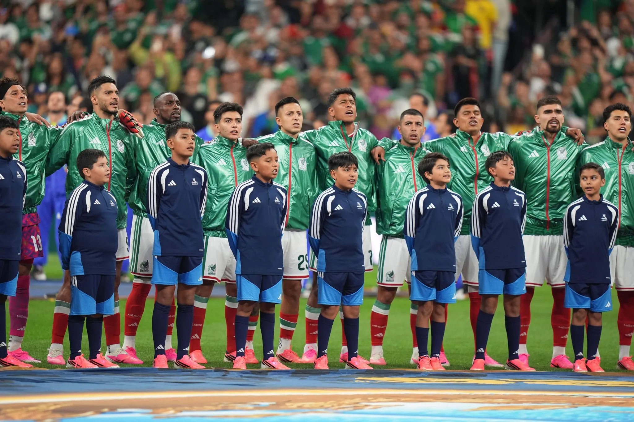 Jogadores mexicanos durante execu&ccedil;&atilde;o do hino nacional